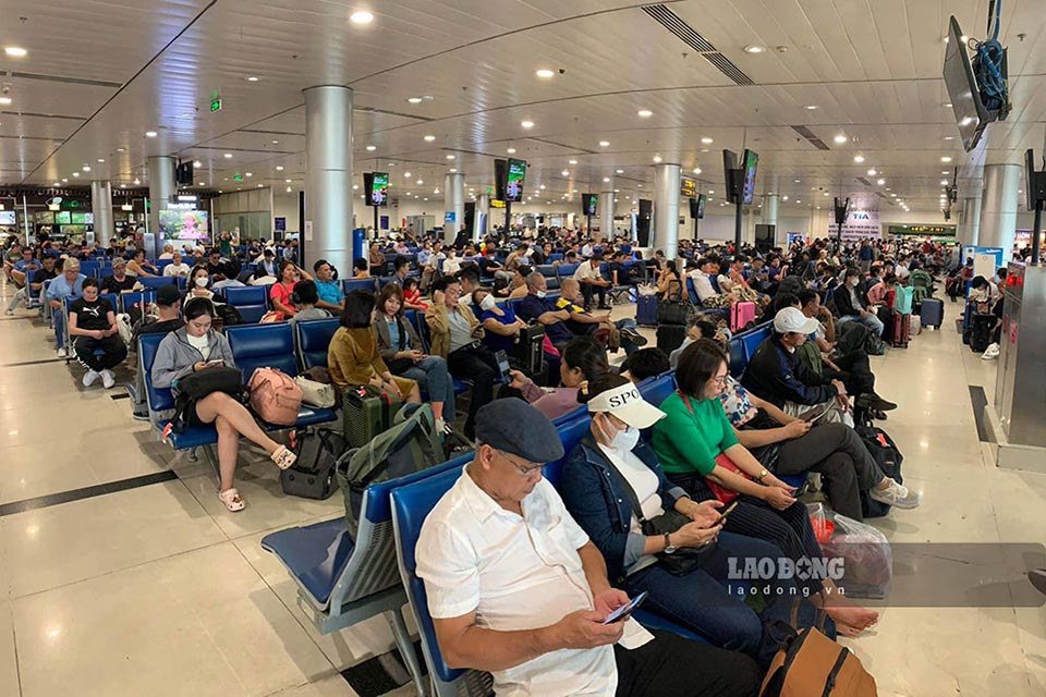 ホーチミン市タンソンニャット空港で出発を待つ乗客たち。写真：ドゥック・アン