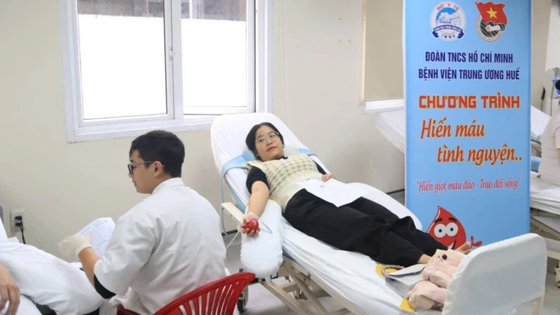 Près de 400 médecins et infirmières de l'hôpital central de Hué ont participé au festival du don de sang volontaire photo 3