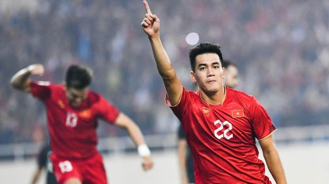 Striker Nguyen Tien Linh receives the 2024 Beautiful Youth Award