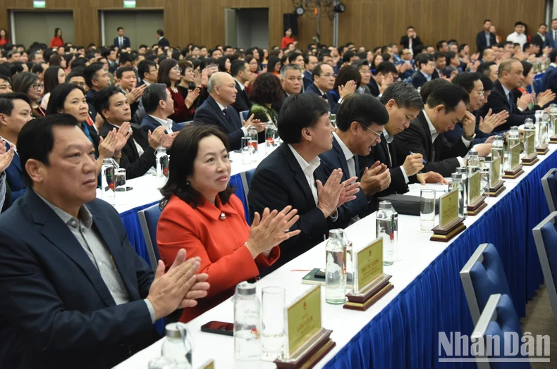 혁신적 사고와 제도 구축에 앞장서고 국가 발전을 위해 모든 자원을 동원합니다. 사진 3