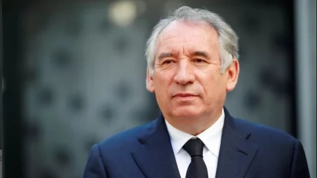 Thách thức rất lớn đối với tân Thủ tướng François Bayrou là xây dựng được đa số ổn định tại Quốc hội để tránh khả năng bị bỏ phiếu bất tín nhiệm. 