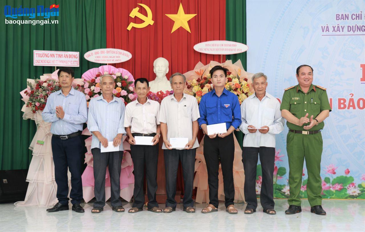 Đại diện lãnh đạo TP.Quảng Ngãi trao 5 suất quà của Chủ tịch UBND TP.Quảng Ngãi cho 5 hộ gia đình thân nhân liệt sĩ có hoàn cảnh khó khăn trên địa bàn xã Tịnh Ấn Đông.