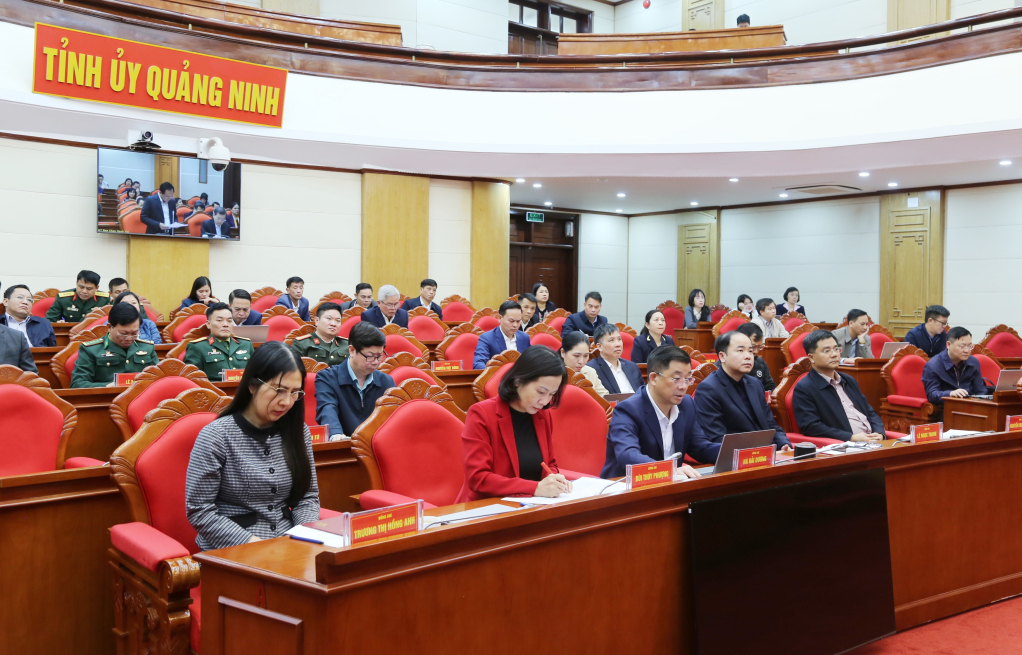 Delegierte, die an der Konferenz am Online-Brückenpunkt der Provinz Quang Ninh teilnehmen.