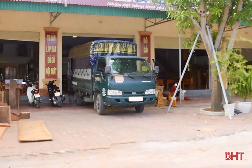 Les villages de menuiserie et de chapeaux coniques de Ha Tinh sont en pleine effervescence avec la nouvelle saison de production.