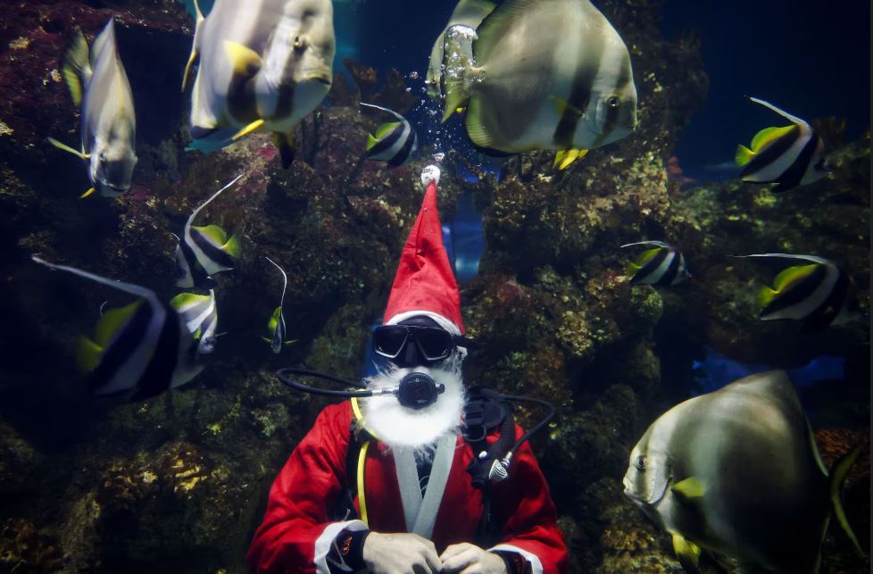 L'image du Père Noël répand la joie dans le monde entier