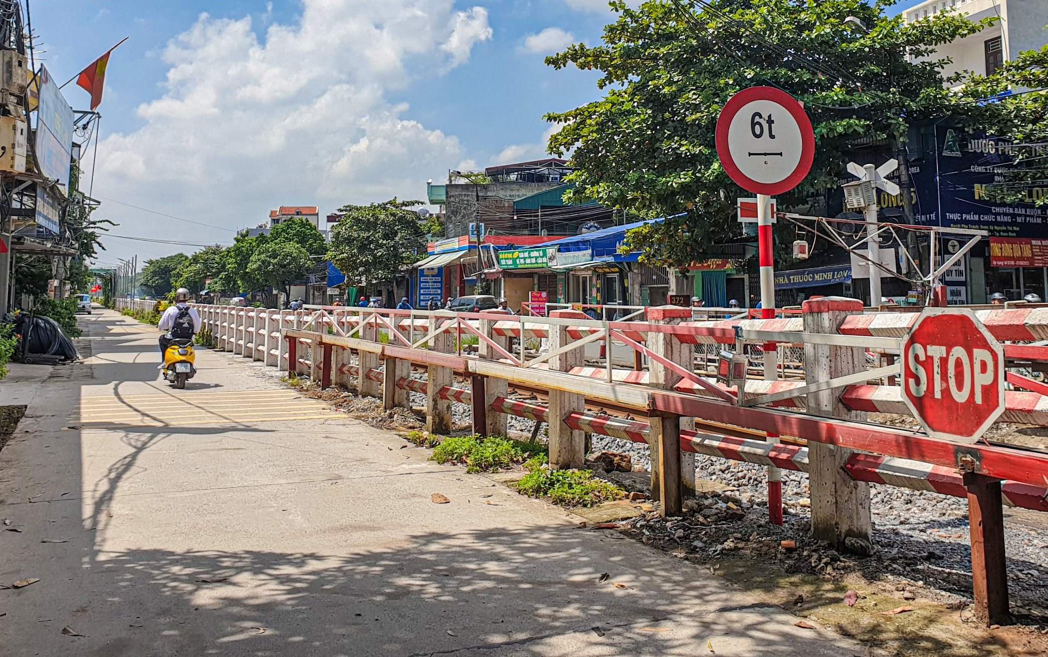 Đề xuất quy định công trình được xây dựng trong hành lang an toàn đường sắt- Ảnh 1.