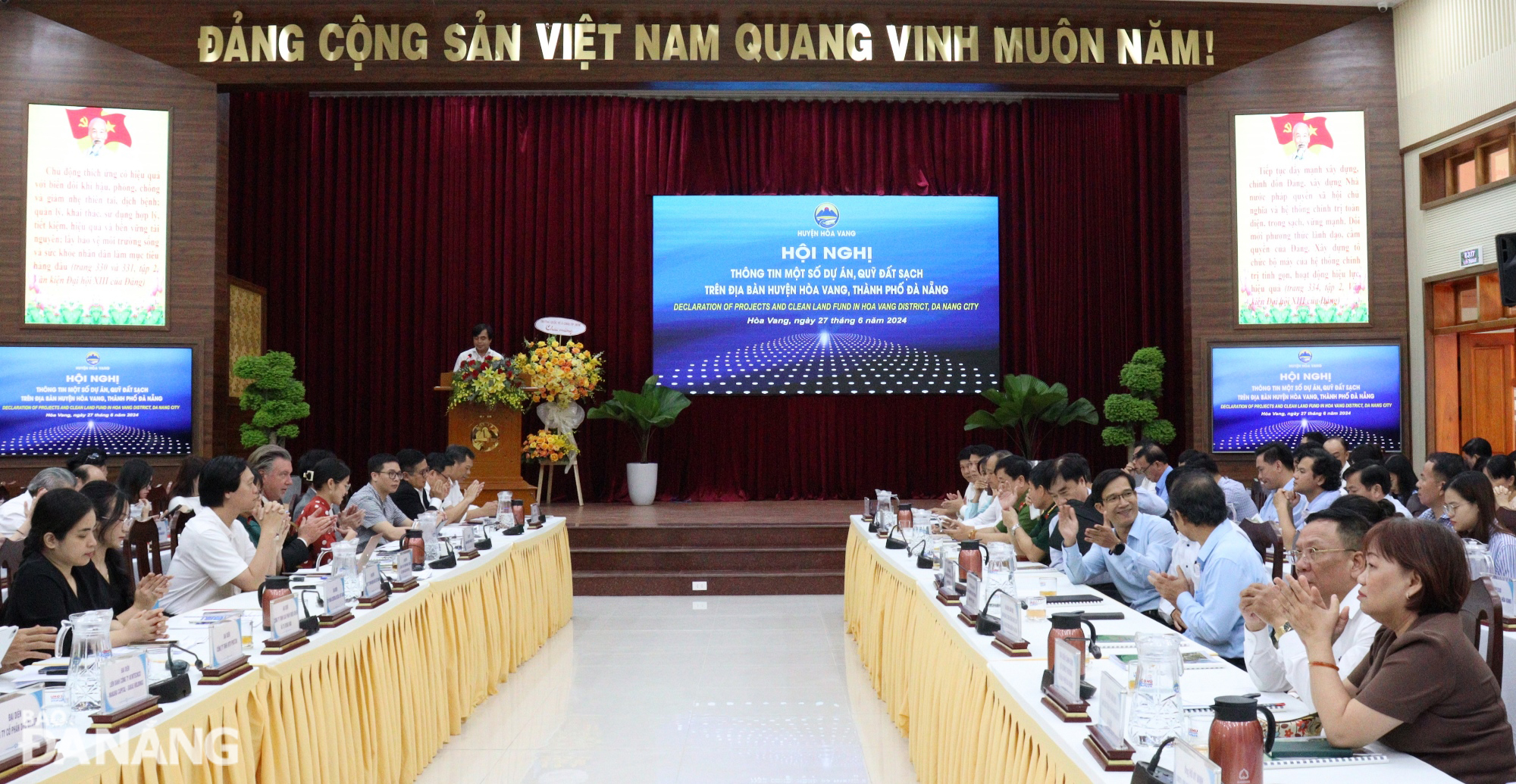 Le Comité populaire du district de Hoa Vang s'est coordonné avec le Conseil de promotion et de soutien des investissements de la ville de Da Nang pour organiser une conférence afin d'informer sur un certain nombre de projets et de fonds fonciers propres dans le district. Photo : HOANG HIEP