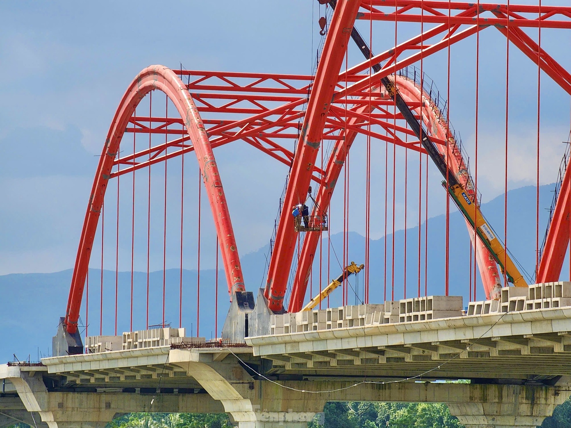 El primer puente de arco de acero en Quang Ngai está listo para abrir al tráfico a finales de año, foto 6