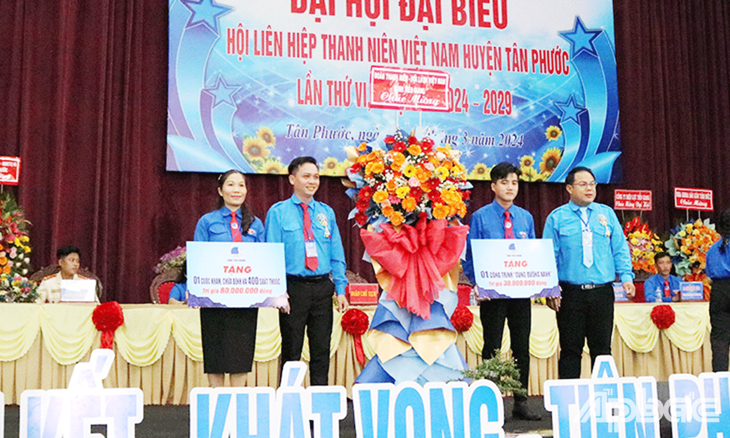 Ständiger Ausschuss der Provinzjugendunion - Das Sekretariat des Provinzjugendunionsausschusses der Provinz Tien Giang überreichte der Jugend von Tan Phuoc zwei Jugendprojekte