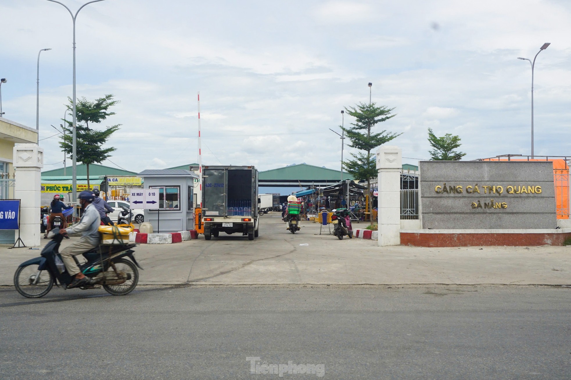 ទិដ្ឋភាព​បិទ​ការដ្ឋាន​សាងសង់​មជ្ឈមណ្ឌល​ជលផល​ Da Nang ធំ​ រូបថត ១