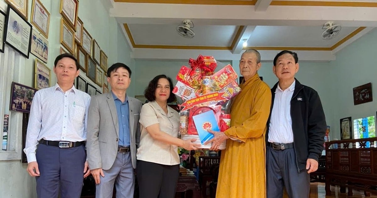 The Provincial Party Committee's Mass Mobilization Committee visited and extended New Year greetings to the Executive Committee of the Vietnam Buddhist Sangha in Quang Nam province.