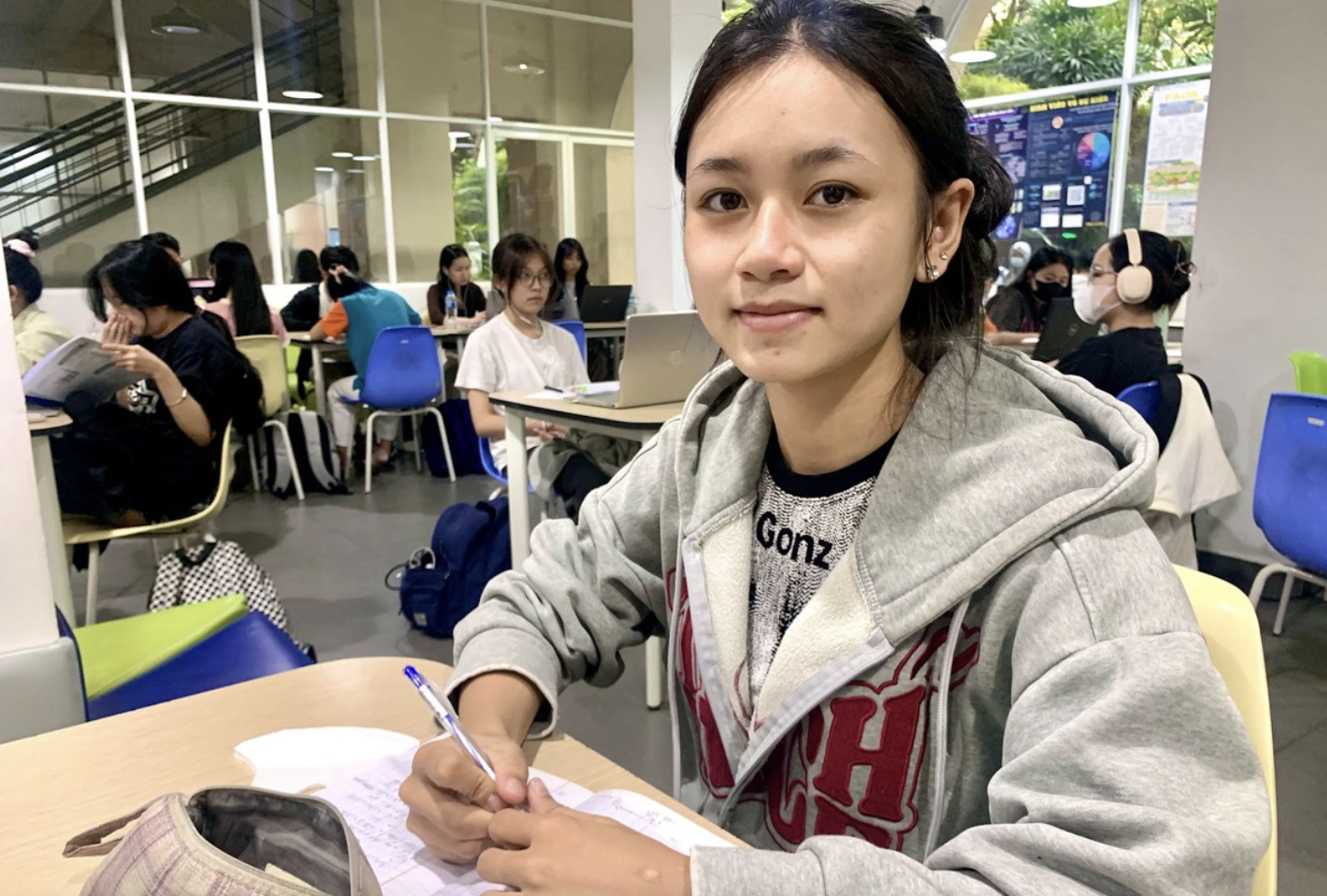 Una estudiante pobre es campeona nacional de kárate, excelente estudiante en la asignatura de TI provincial, aprobó la Universidad de Economía de la ciudad de Ho Chi Minh