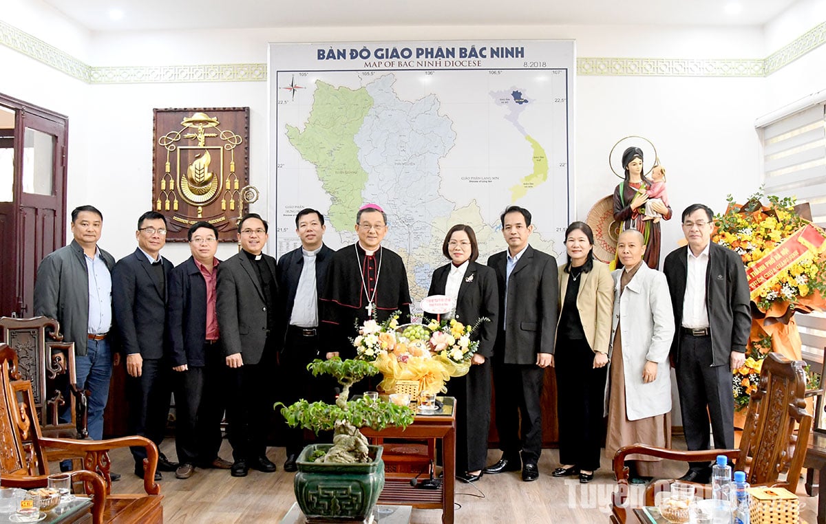 Le Comité du Front de la Patrie de la province de Tuyen Quang a visité et félicité l'évêché du diocèse de Bac Ninh, l'Église évangélique du Vietnam et l'évêché du diocèse de Hung Hoa.