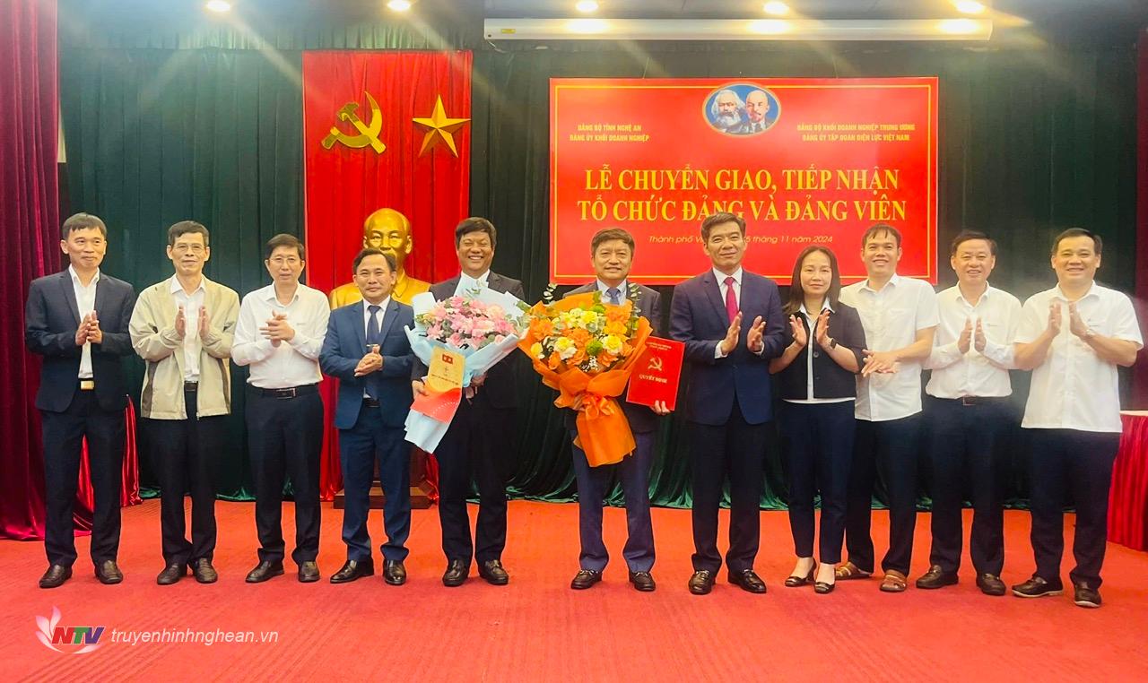 Übergabe des Parteikomitees der Ban Ve Hydropower Company an das Parteikomitee der Vietnam Electricity Group