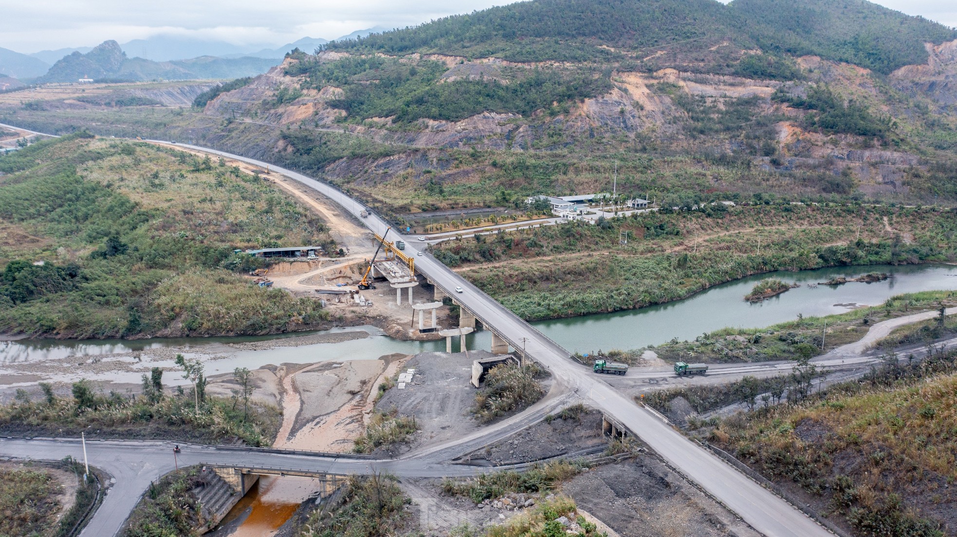 El proyecto de ampliación de carreteras de un billón de dólares en Quang Ninh se está construyendo lentamente, foto 7