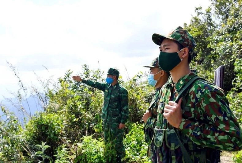 Lên cột mốc số 0 trên đỉnh Khoan La San
