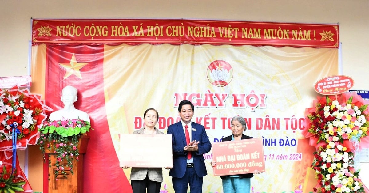 Lãnh đạo Đoàn đại biểu Quốc hội tỉnh Quảng Nam dự ngày hội Đại đoàn kết tại xã Bình Đào