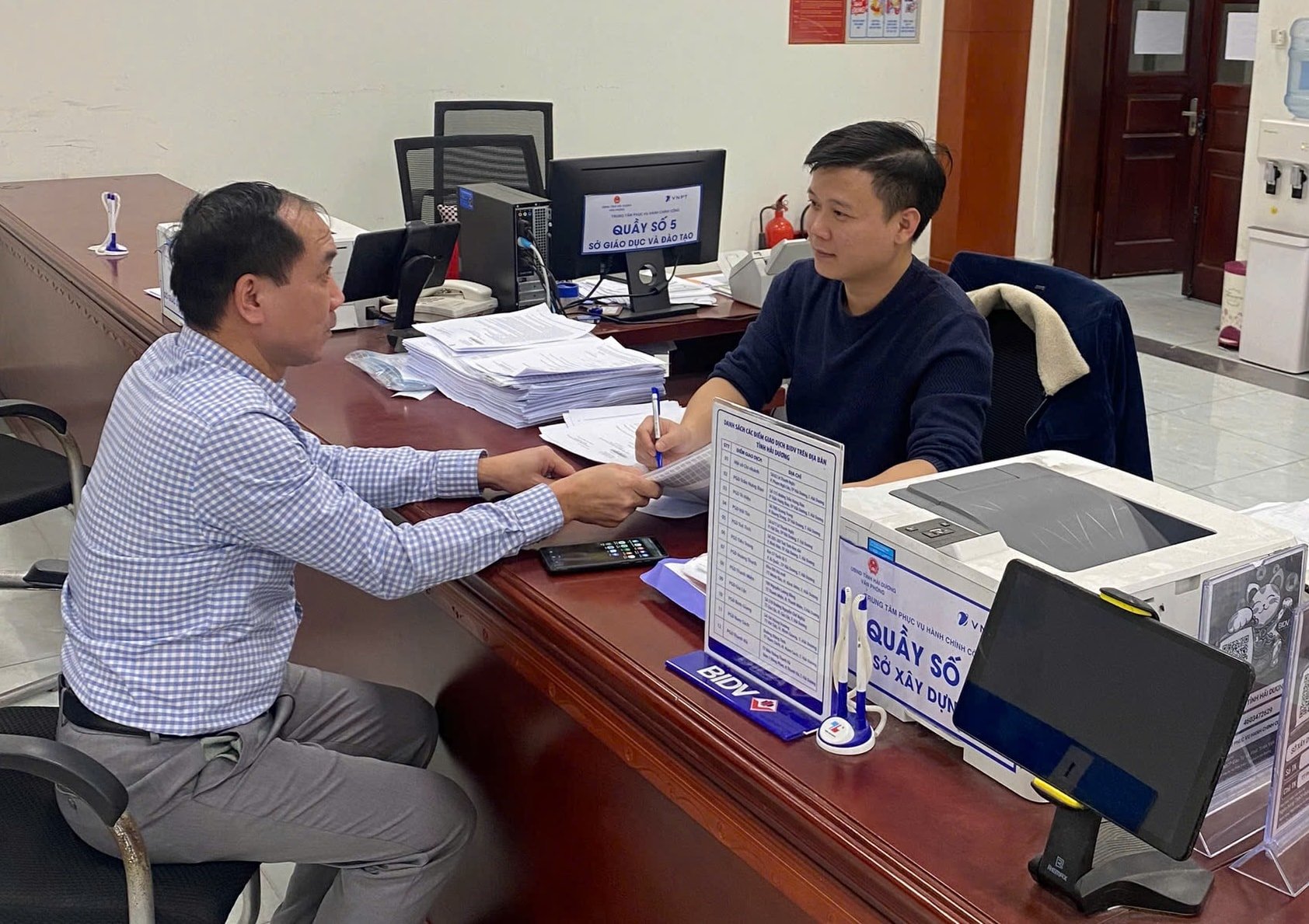 Hai Duong Department of Construction cuts and simplifies 8 administrative procedures