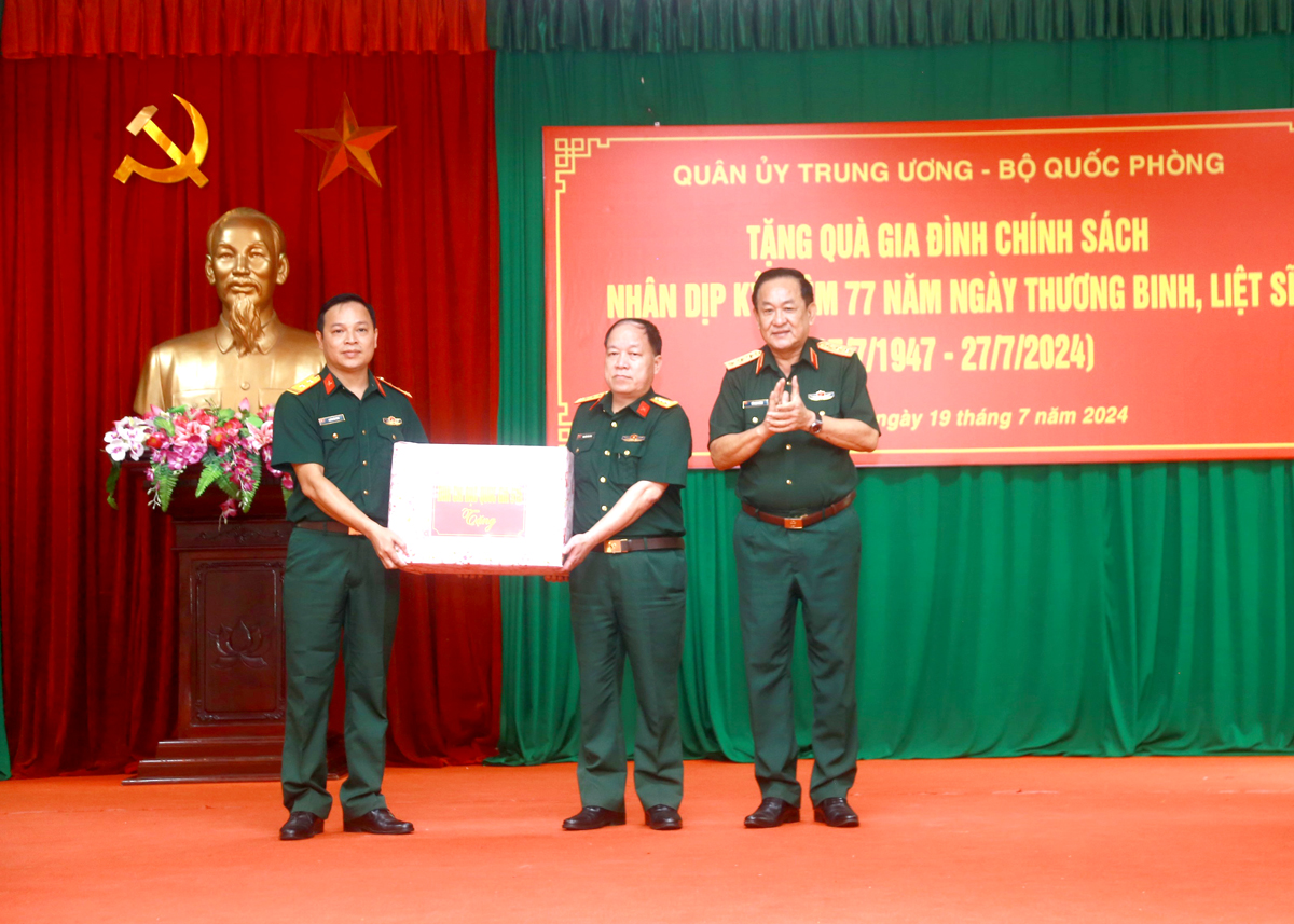 ឧត្តមសេនីយឯក Vo Minh Luong ប្រគល់អំណោយរបស់គណៈកម្មាធិការមជ្ឈិមបក្ស - ក្រសួងការពារជាតិ ដល់ក្រុមស្វែងរក និងប្រមូលអដ្ឋិធាតុយុទ្ធជនពលីនៃបញ្ជាការដ្ឋានយោធភូមិភាគខេត្ត។