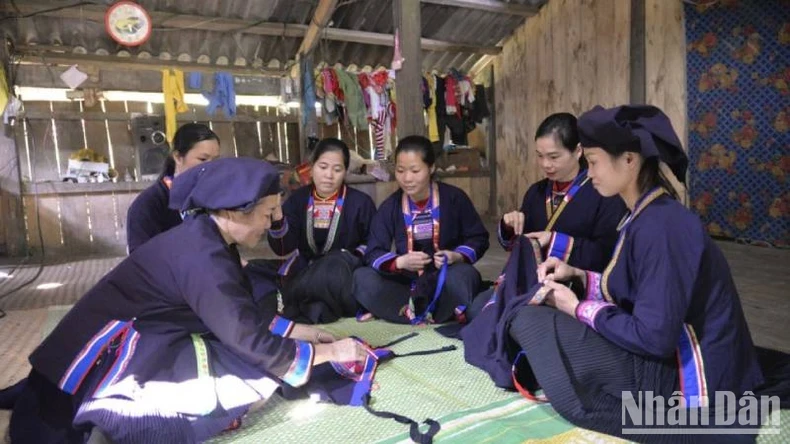 Der Club zur Restaurierung traditioneller Trachten der ethnischen Gruppe der H'Mong (Schwarze) in der Gemeinde Chi Minh, Trang Dinh (Lang Son), tauschte mit seinen Mitgliedern Erfahrungen in der Restaurierung traditioneller Trachten aus.