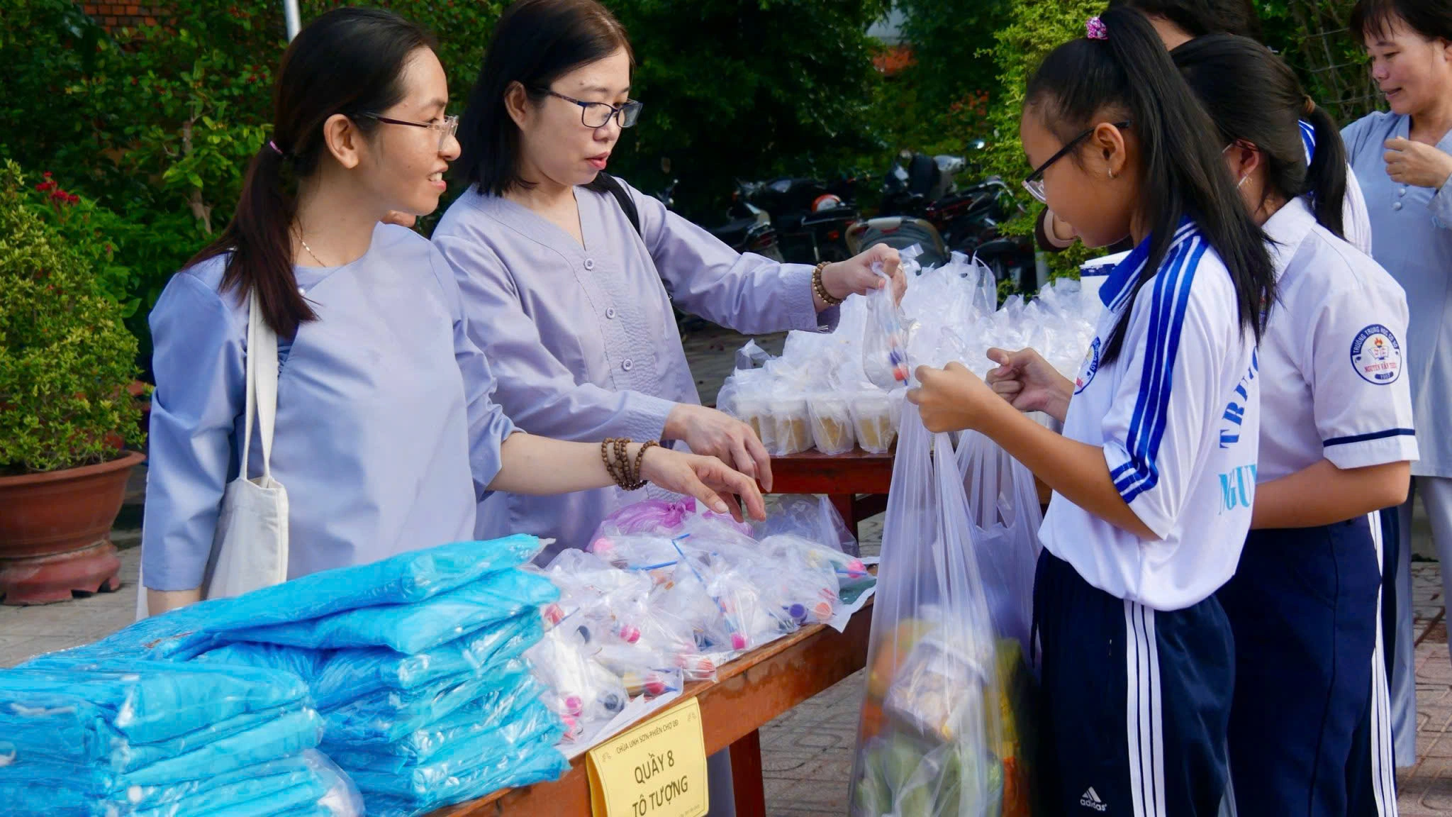 ‘Gian hàng 0 đồng’ của cô gái miền Tây thiện lành