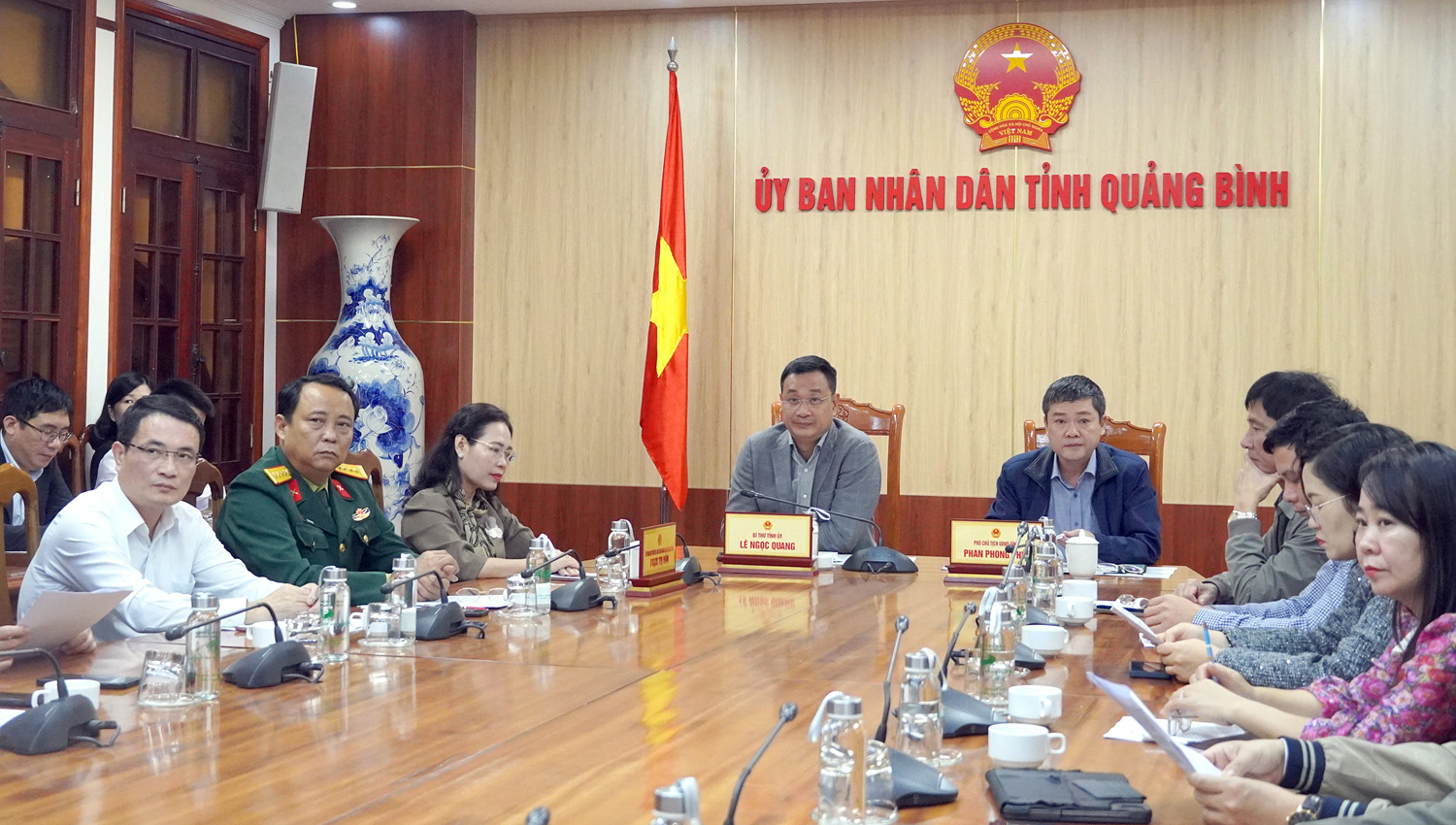 Provincial Party Secretary Le Ngoc Quang and delegates attended the conference at Quang Binh bridge.