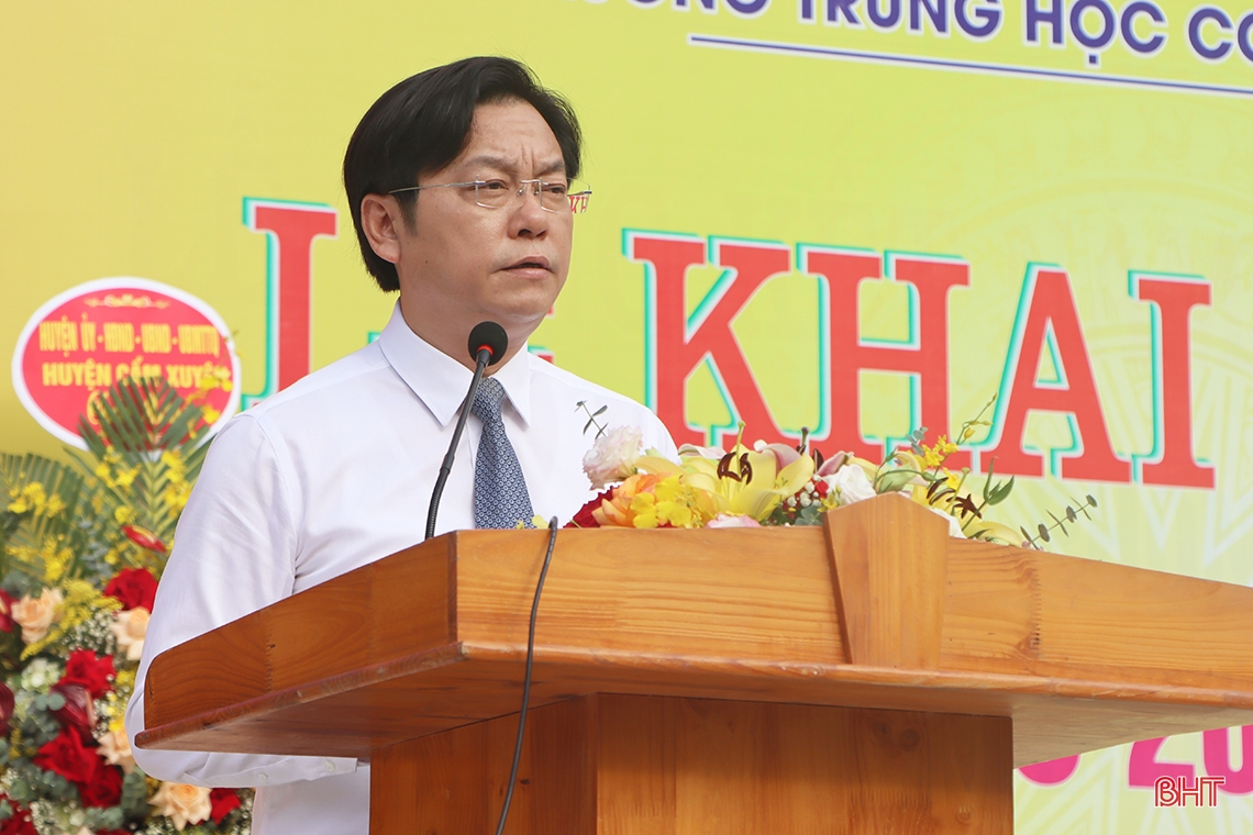 하띤성 지도자들은 학교 교사 및 학생들과 함께 새 학년 개학을 축하했습니다.