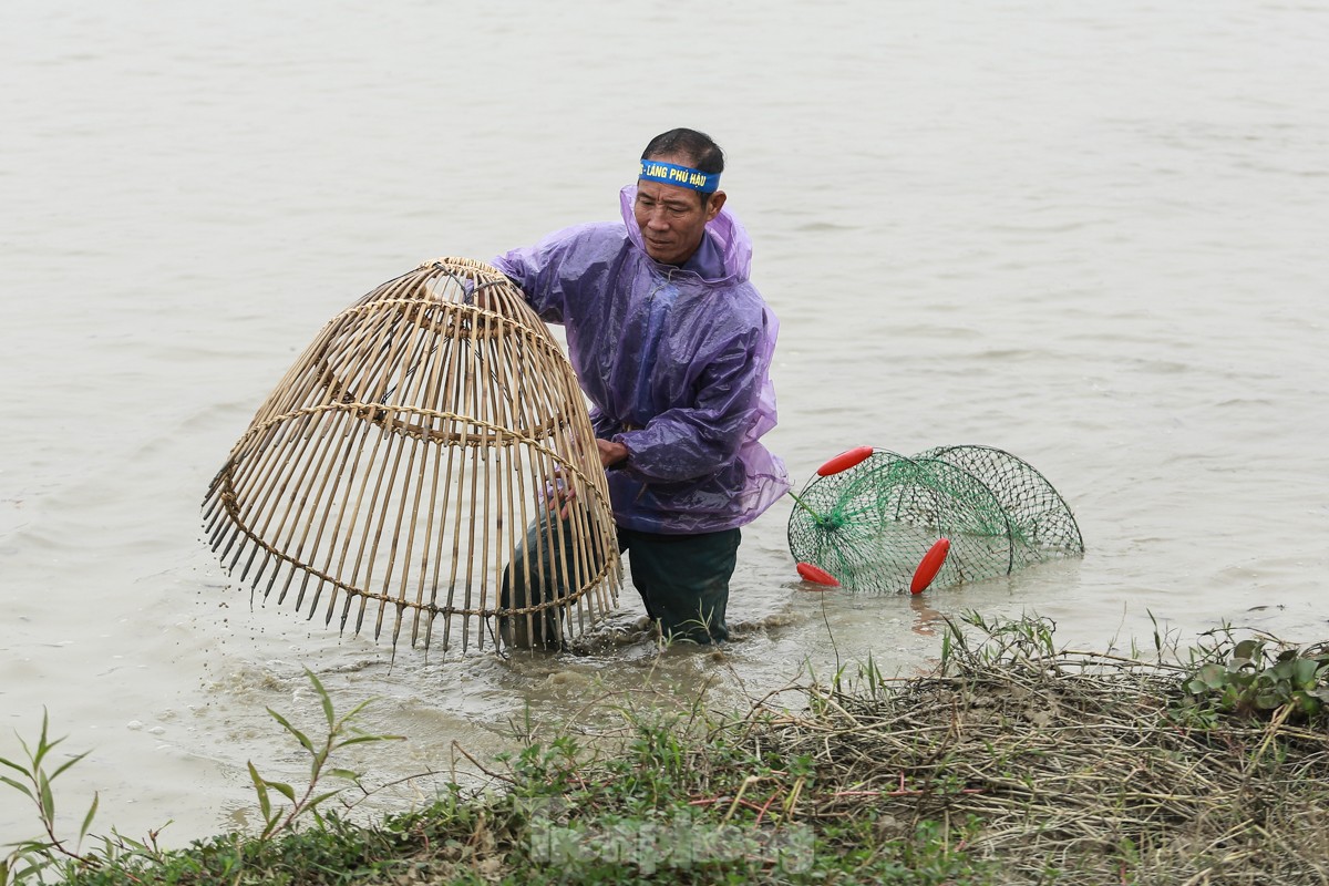 気温16度の寒い中、何百人もの人々が幸運を祈って魚を捕まえるために畑へ出かけます（写真6）