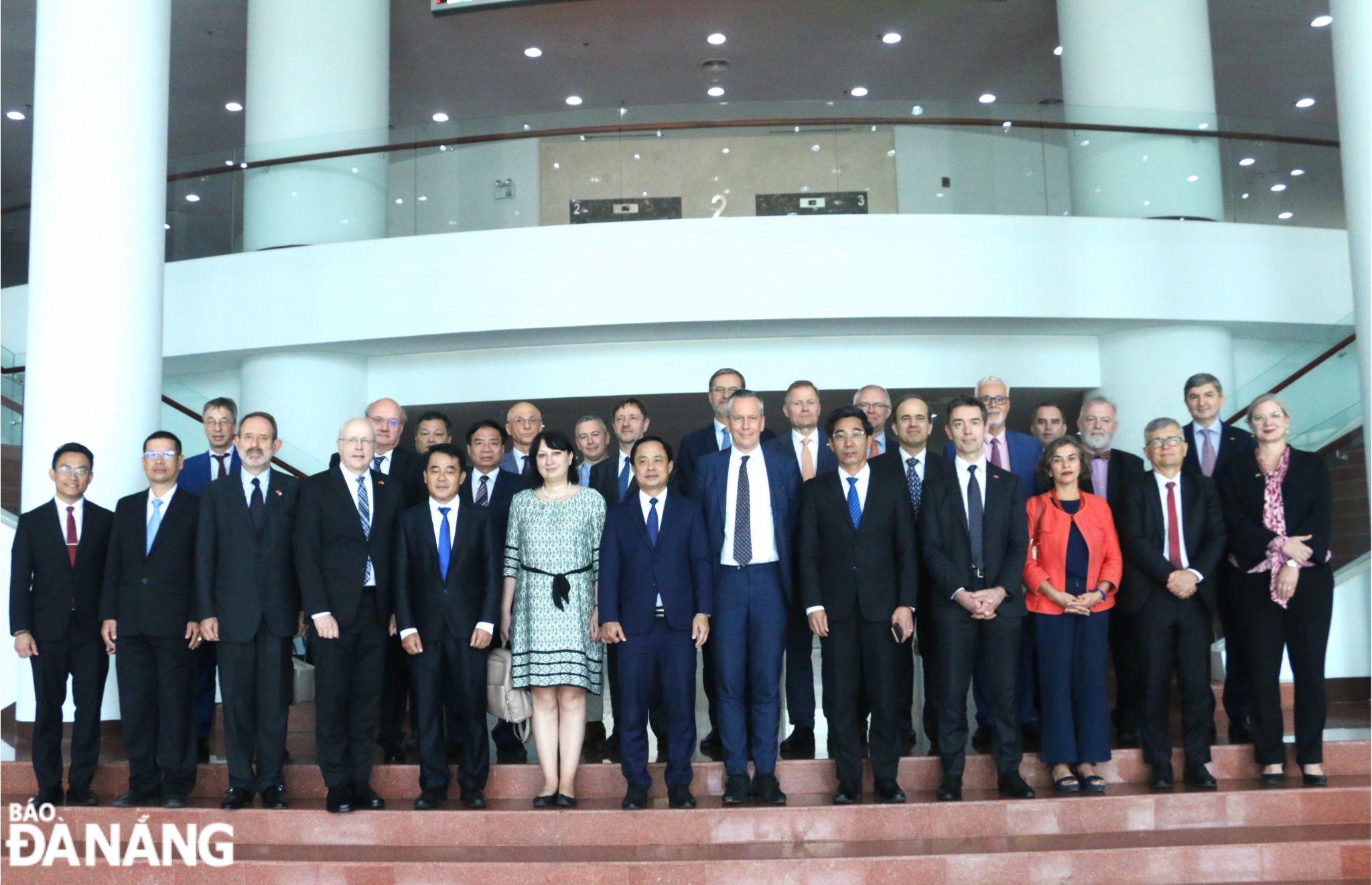 Die Delegation der Europäischen Union in Vietnam und Da Nang machte ein Erinnerungsfoto. Foto: T.PHUONG