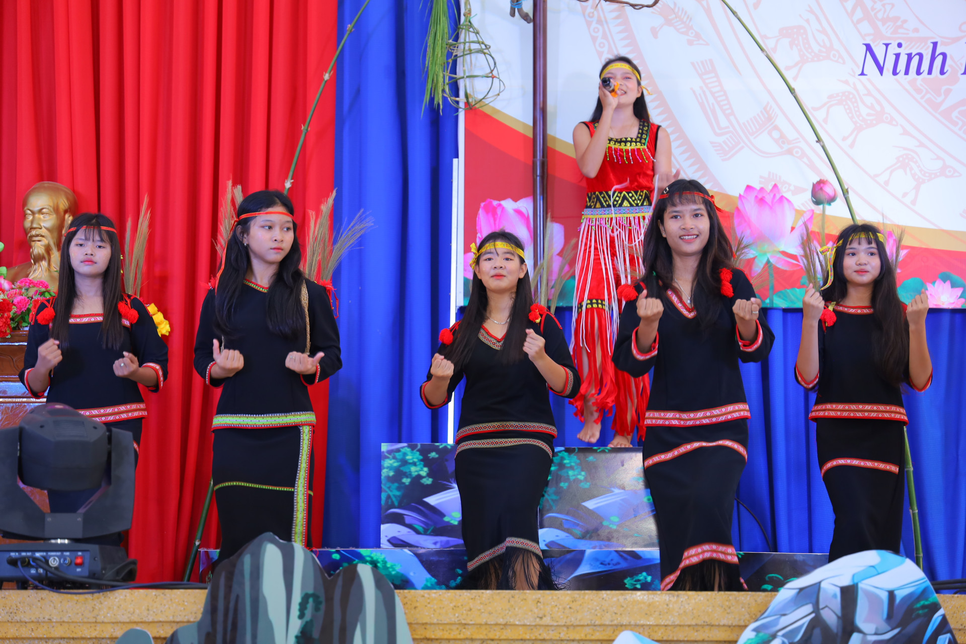 សិស្សានុសិស្សនៃសាលាអនុវិទ្យាល័យគ្រប់គ្រងជនជាតិភាគតិចទីក្រុង Ninh Hoa បានសំដែងចម្រៀងប្រពៃណី និងរបាំរបស់ជនជាតិ Ede។