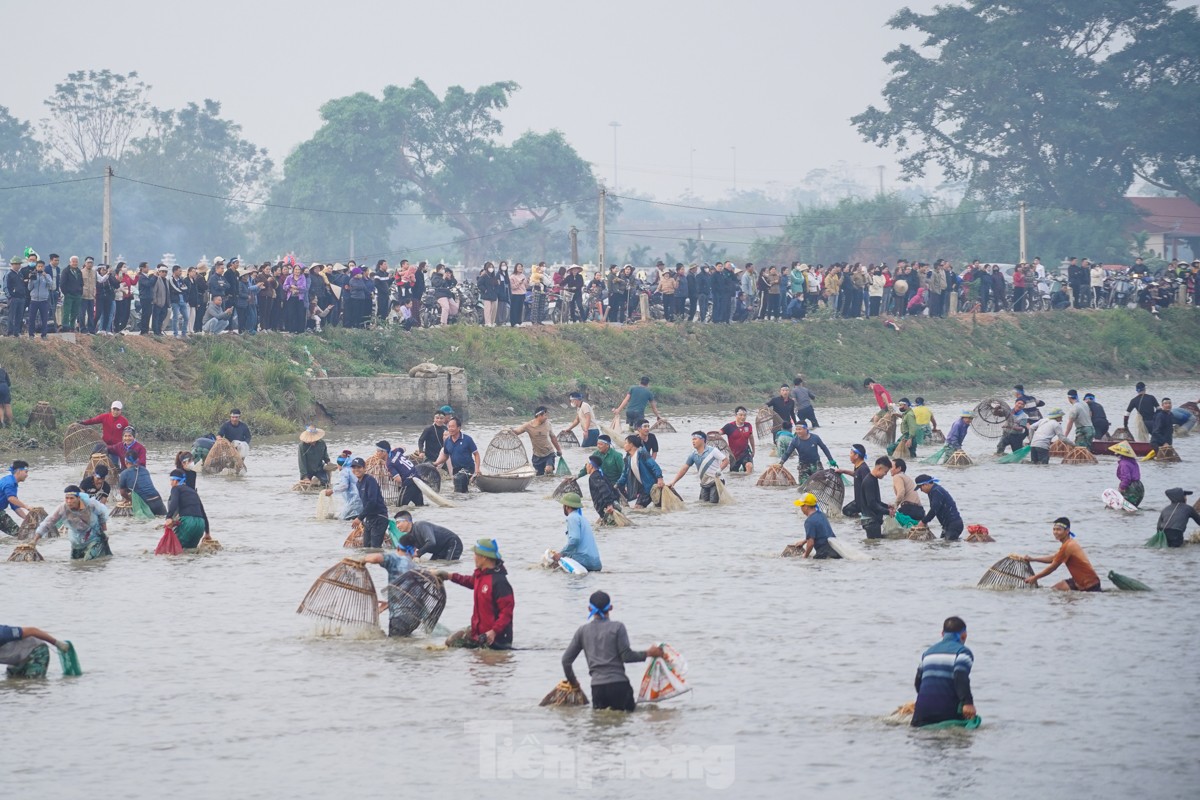 気温16度の寒い中、何百人もの人々が幸運を祈って魚を捕まえるために畑へ出かけます（写真10）