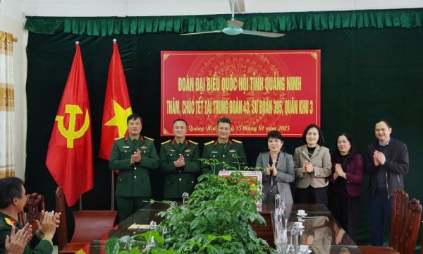 Le chef adjoint de la délégation de l'Assemblée nationale de la province de Quang Ninh a visité et offert des cadeaux du Têt aux cadres, aux soldats et aux ouvriers