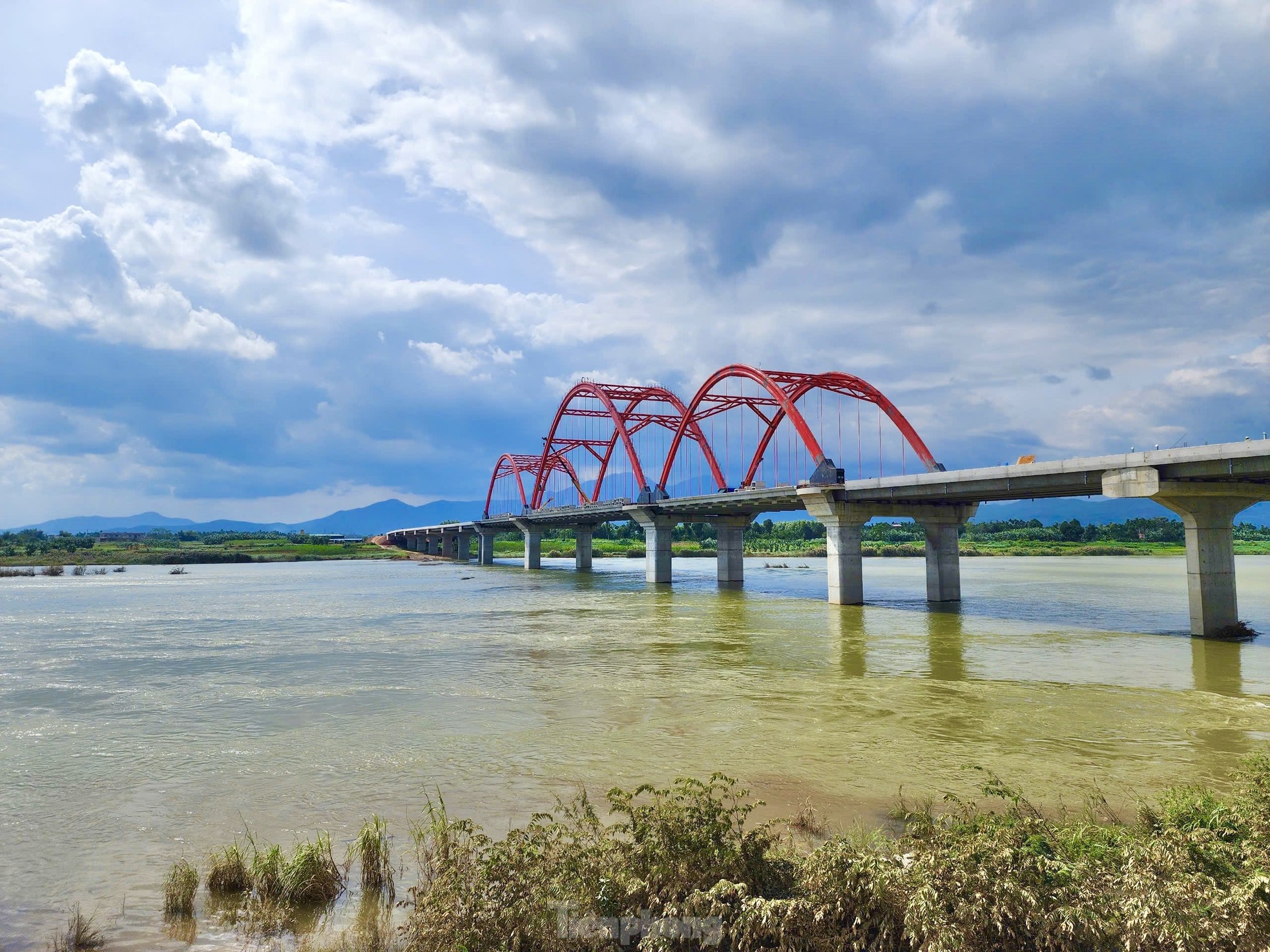 El primer puente de arco de acero en Quang Ngai está listo para abrir al tráfico a finales de año, foto 4