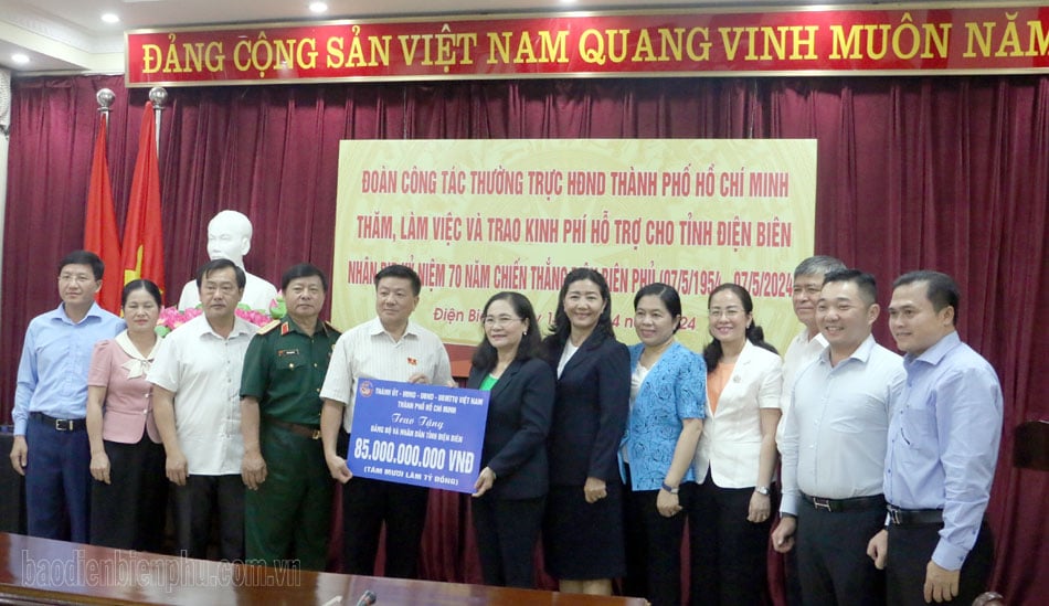 Comité Permanente del Consejo Popular de la Ciudad. Ho Chi Minh visitó y entregó fondos para apoyar a Dien Bien.