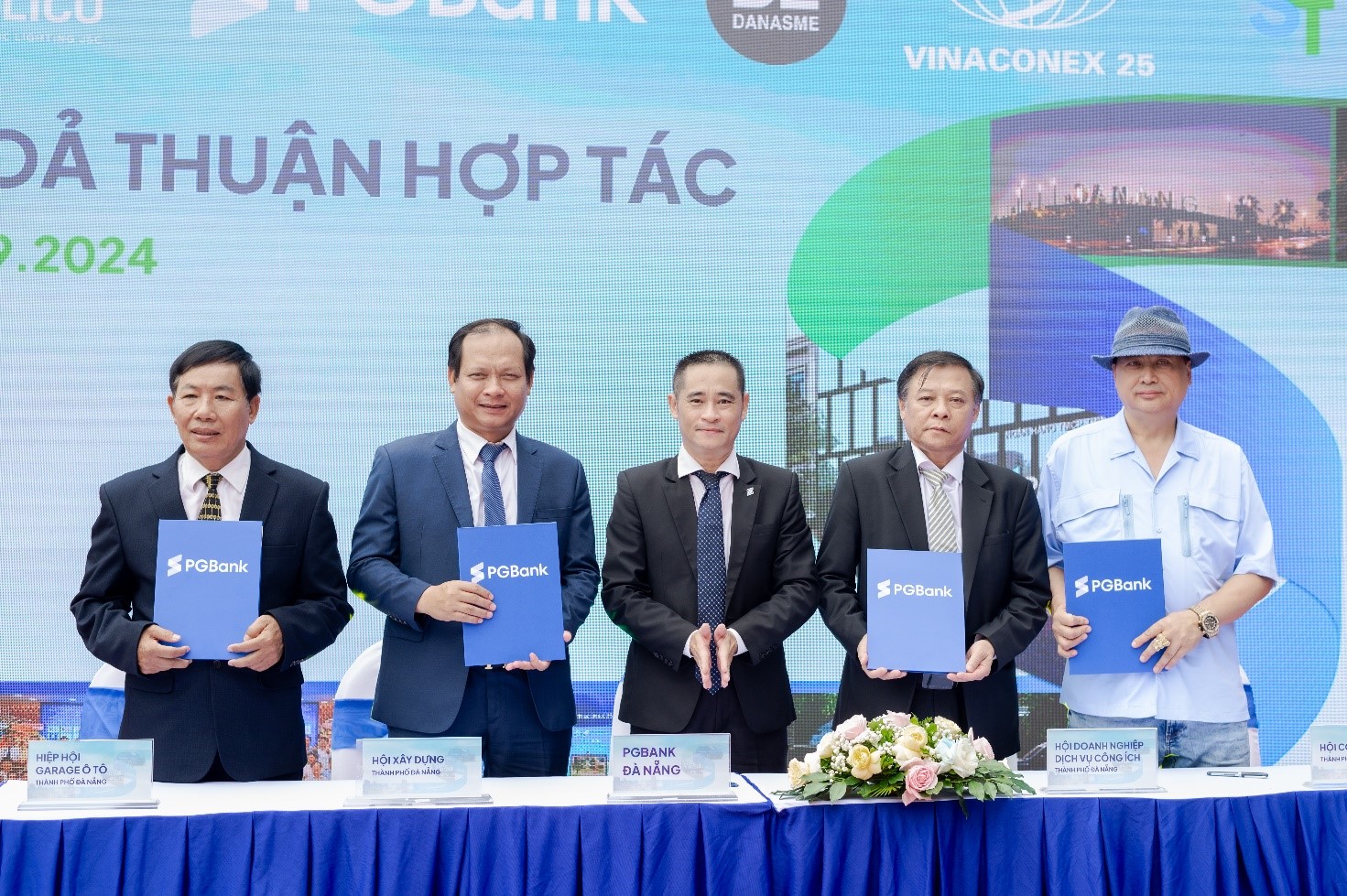 Mr. Doan Ba ​​Nhat Ba - Director of PGBank Da Nang signed a strategic cooperation agreement with important partners such as the Mechanics Association, the Automobile Garage Association, the Transport Association and Vinaconex.