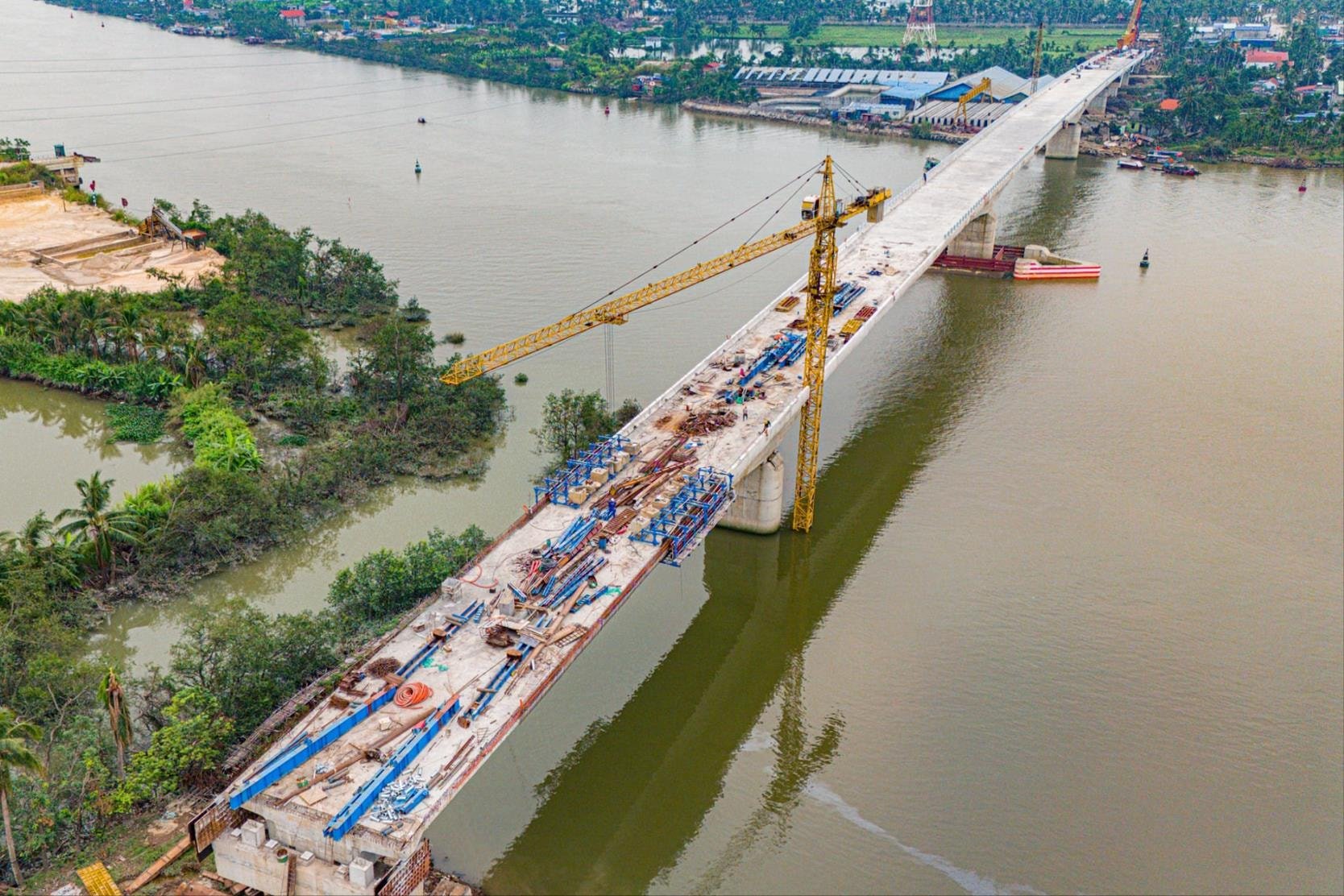 Admiring the 1,300 billion project about to be completed, connecting 2 neighboring provinces and cities of Hai Duong