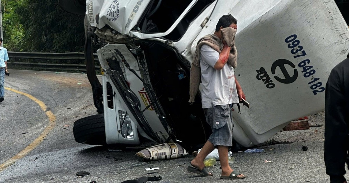 Va chạm ô tô khách, xe tải chở máy múc lật trên đèo Bảo Lộc