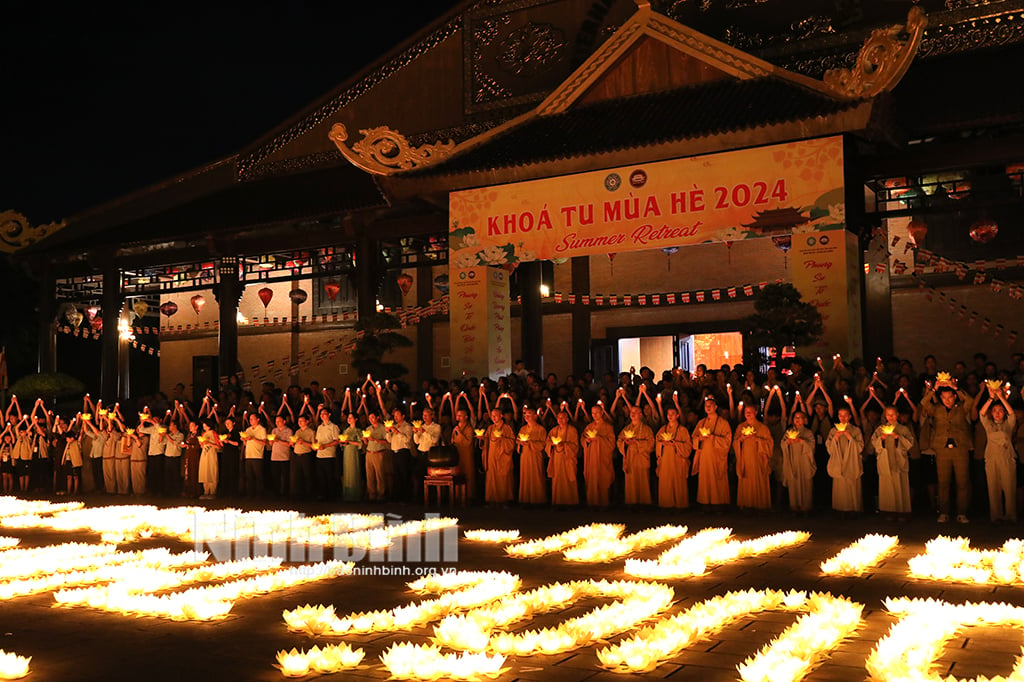 Fête des Lanternes pour prier pour la paix et la prospérité nationales et pour rendre hommage aux martyrs héroïques