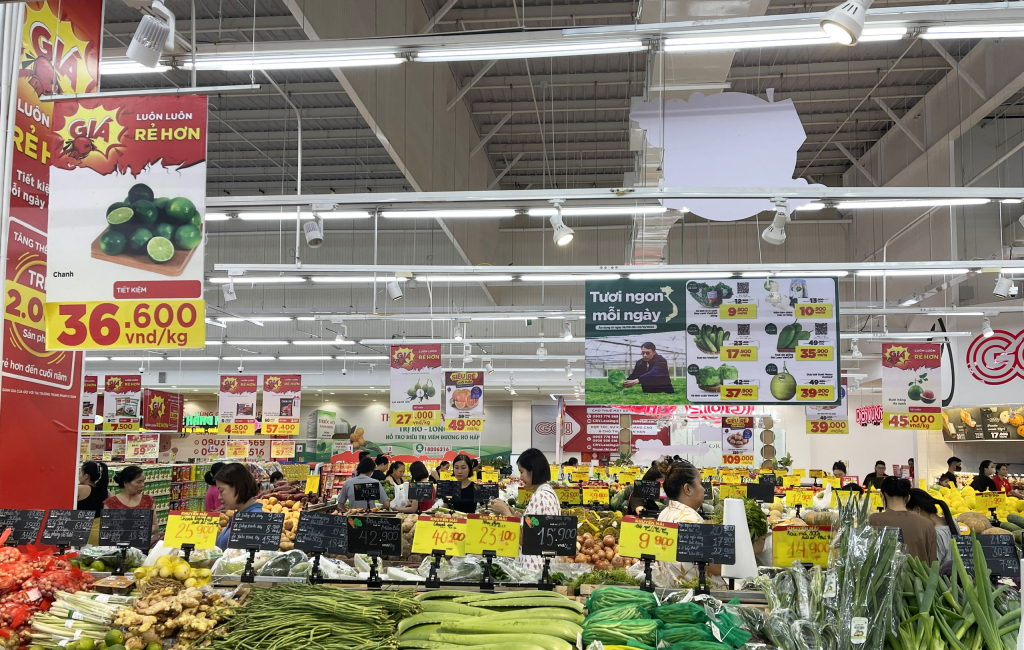 ¡VAMOS! Supermercado Ha Long aplica muchas políticas promocionales y de descuento para estimular el consumo.