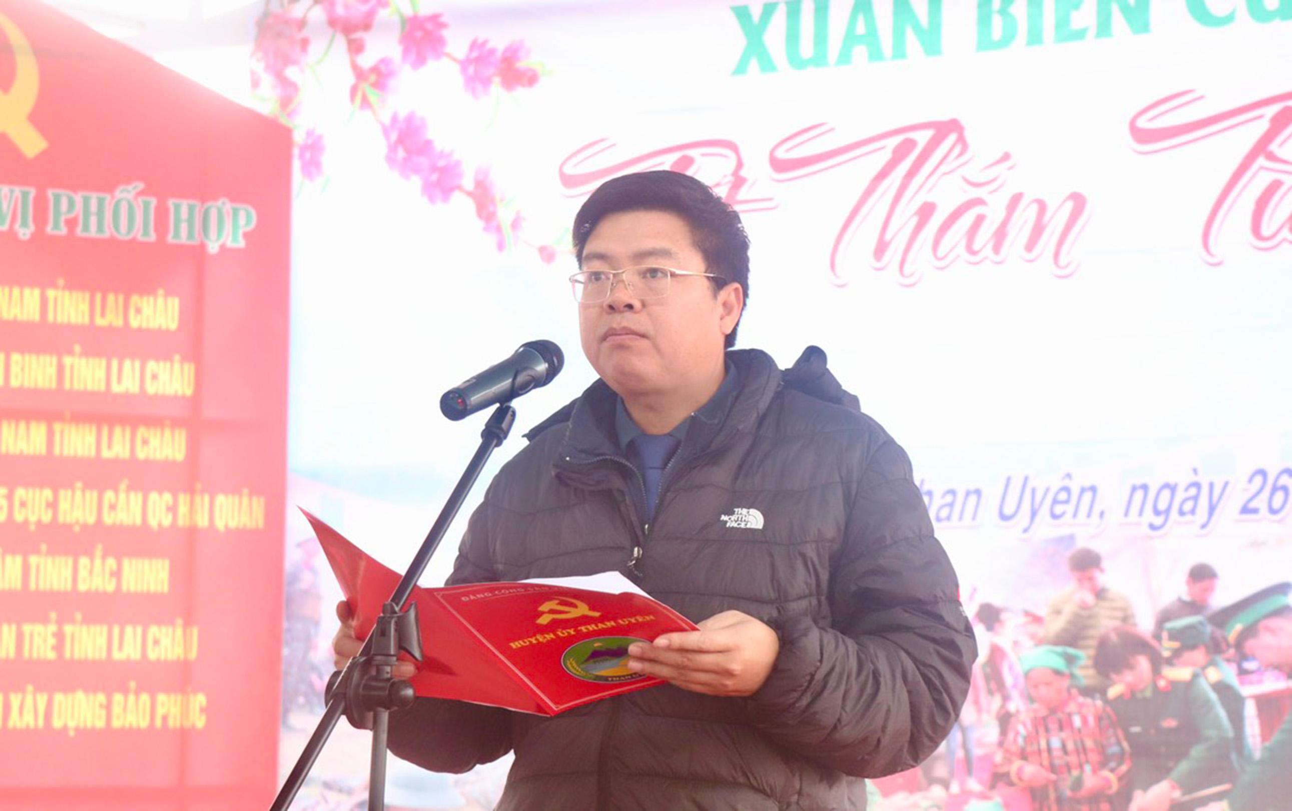 Thay mặt huyện Than Uyên, đồng chí Lò Văn Hương - Tỉnh ủy viên, Bí thư Huyện ủy, Chủ tịch HĐND huyện phát biểu tại chương trình. 