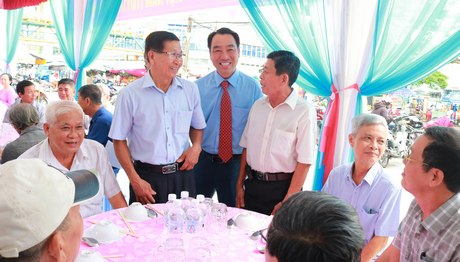 Chủ tịch UBND tỉnh- Lữ Quang Ngời chung vui với người dân khóm Lê Văn Tám (Phường 1, TP Vĩnh Long).