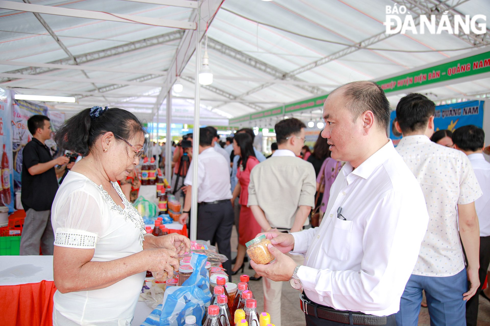 អនុប្រធានគណៈកម្មាធិការប្រជាជនស្រុក Lien Chieu លោក Tran Cong Nguyen (អាវស) ផ្លាស់ប្តូរព័ត៌មានជាមួយម្ចាស់អាជីវកម្មទឹកត្រី Nam O។