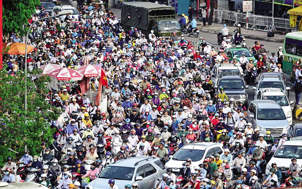 Many streets in Ho Chi Minh City have been continuously congested in recent days (Photo: Le Toan)