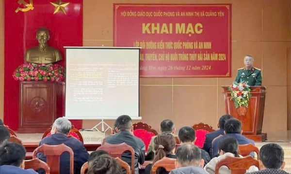 Ville de Quang Yen : Formation sur les connaissances en matière de défense et de sécurité nationales pour les propriétaires de navires et de bateaux