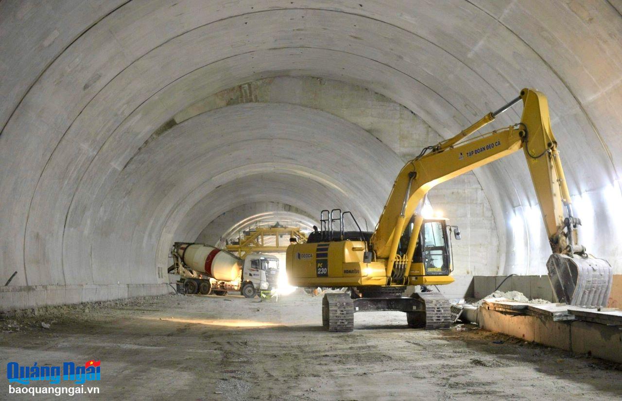 工事部隊は、第１トンネルと第２トンネルを掘削し、トンネル覆工工事を実施しています。