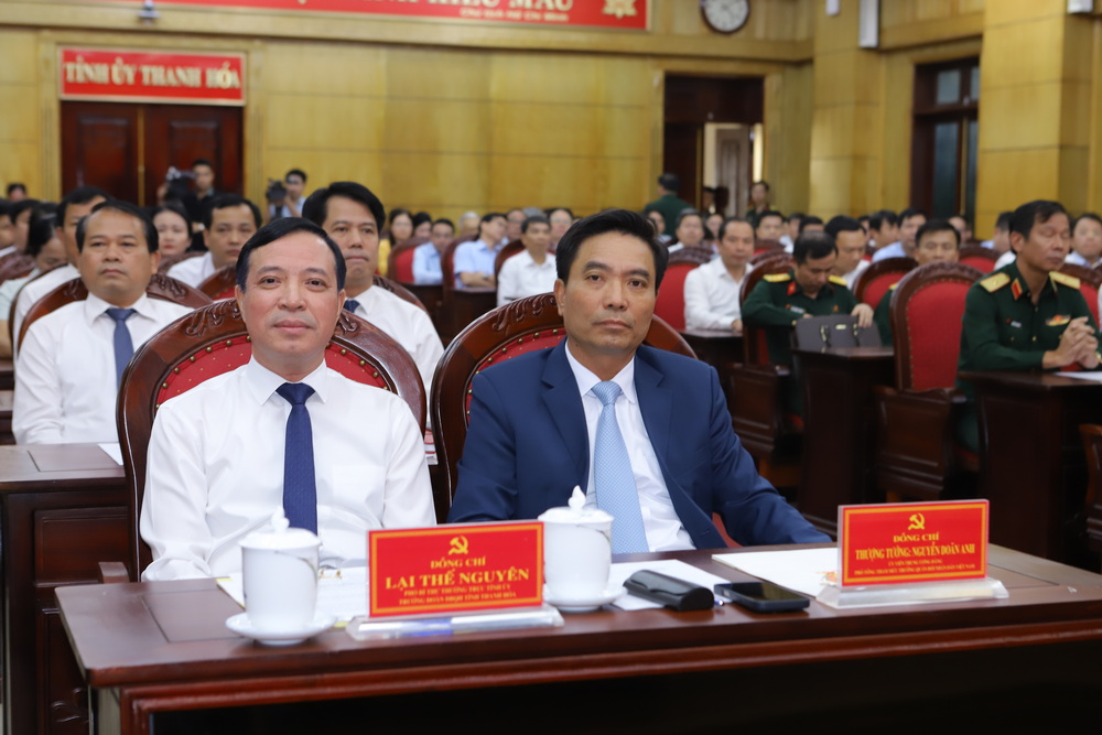 Images at the conference announcing the Politburo's decision to appoint Senior Lieutenant General Nguyen Doan Anh to hold the position of Secretary of Thanh Hoa Provincial Party Committee