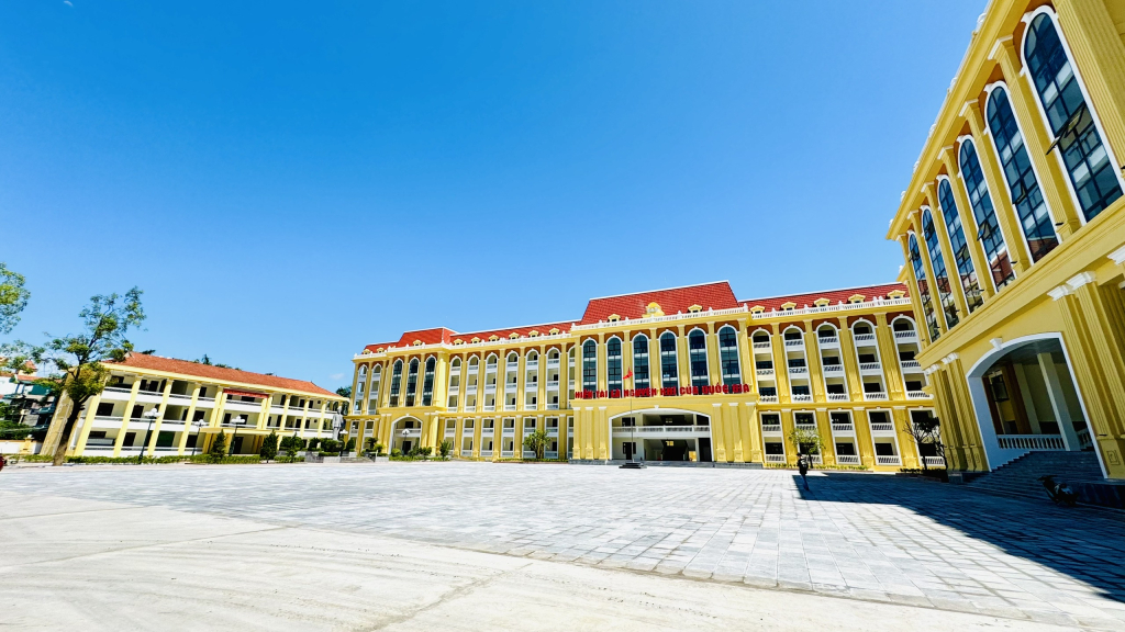 Le lycée Tran Phu (ville de Mong Cai) vient d'être achevé et mis en service pour l'année scolaire 2024-2025. Photo : Manh Truong