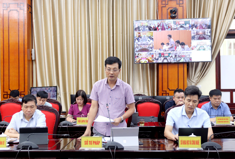 법무부 장관 Truong Huy Huan이 회의에서 논의했습니다.