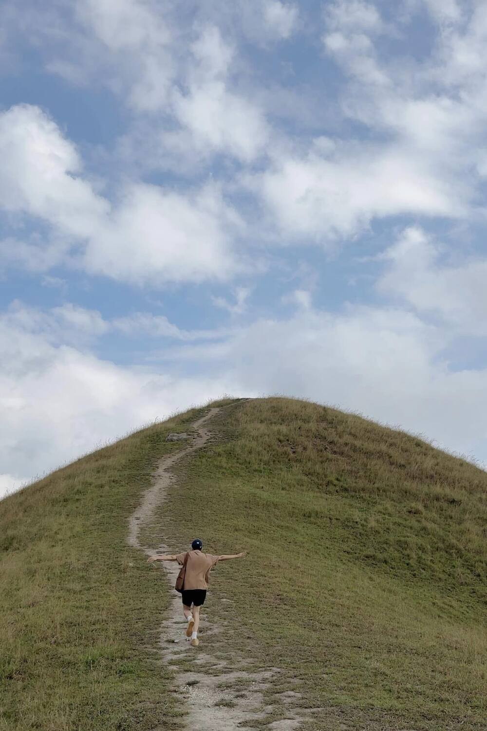 Coming here, visitors must leave their vehicles below and climb about 700m, taking about 15 minutes. This is a high hill area so you can take panoramic photos of the burnt grass, creating extremely cool and artistic 