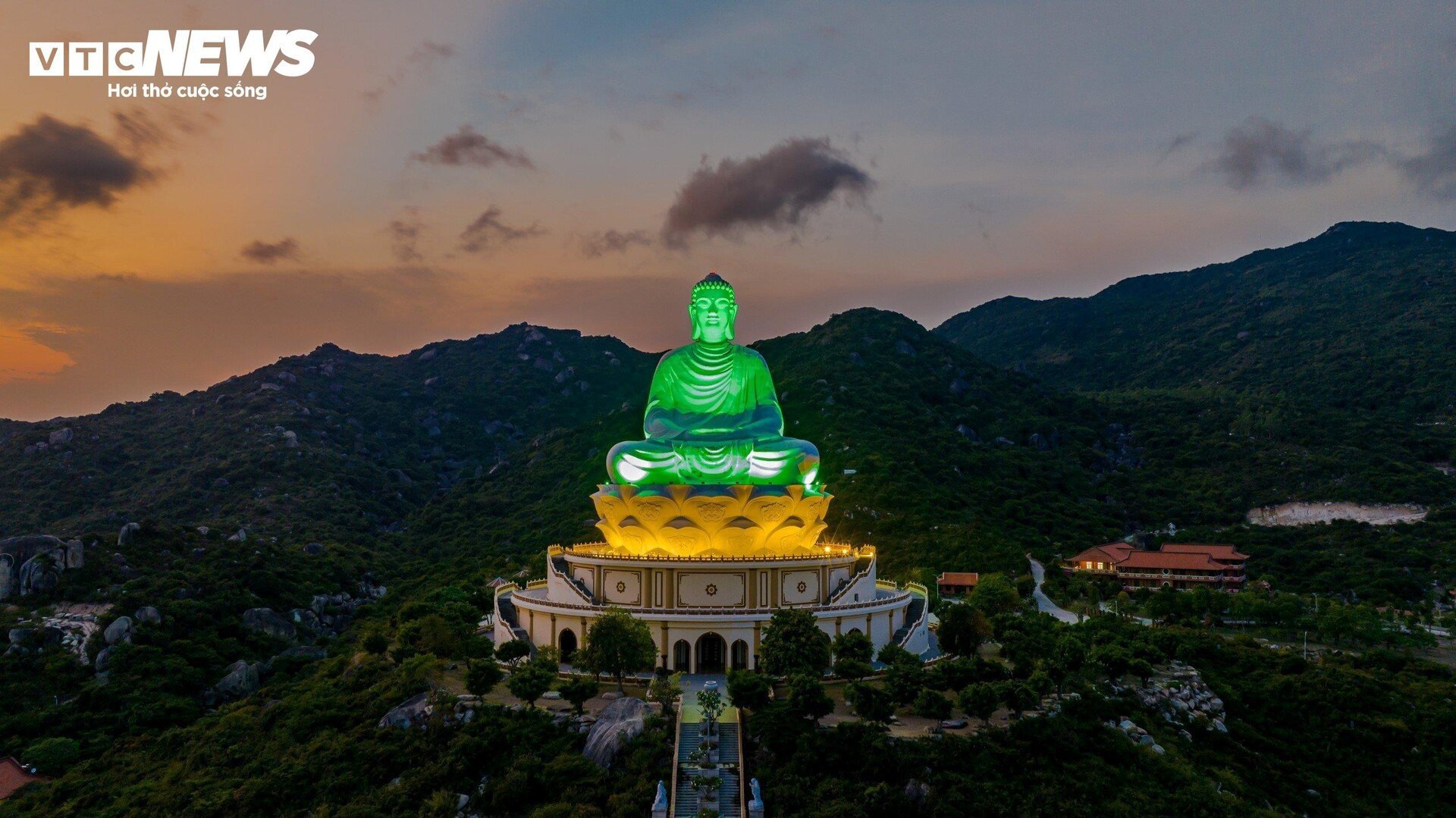 Entdecken Sie das Meeresparadies am Fuße der riesigen sitzenden Buddha-Statue in Binh Dinh - 12